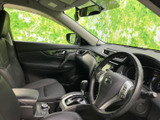 前席はゆったりとした座面とヘッドレストを備え、運転席・助手席それぞれで落ち着いて過ごせる空間です。窓から外の様子も確認しやすく、同乗者との移動にも使いやすい室内です。