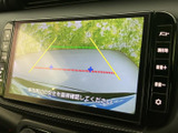 後方の映像にガイド線が表示され、駐車時に車両周辺を確認する目安になります。目視での安全確認と併せて活用でき、駐車場での切り返しや後退操作をサポートします。