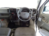 視界良好、操作しやすい運転席です。