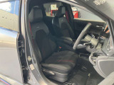 運転席まわりです。運転席からの視界が左右に広く隅々まではっきりと見渡せます!クルマの前端も把握しやすく安心して運転できます!