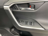 パワーウィンドウスイッチで運転席から全席の窓の開閉ができます♪