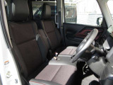 体をしっかり支えるシート形状で、運転姿勢を安定させやすい運転席。アームレスト付きで長時間の運転でも姿勢を保ちやすく、日常使いに配慮された空間です。