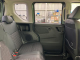 後席にはゆったり座れるベンチシートを備え、窓からの光が車内に届く明るい空間です。ドアまわりには手を掛けやすいグリップもあり、ご家族や同乗者にも過ごしやすい席となっています。