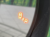 【ブラインドスポットモニター】走行中、ドアミラーの死角になりやすい箇所に後続車が接近するとサイドミラー付近に警告を表示、ドライバーに注意喚起をしてくれます。
