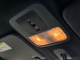 車内の前にもルームランプが完備されており手元を明るく照らしてくれます♪