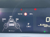スピードメーター上に運転をサポートする様々な情報を表示してくれます。