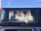 停車中にテレビ映像を楽しめる画面を備えています。お出かけ先で休憩する際など、車内で過ごす時間をより快適に活用できる便利な装備です。