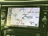 道路や周辺施設を画面上で確認でき、目的地までの道順を把握する際に役立ちます。地図表示を見ながら行き先を設定できるので、初めて訪れる場所への移動にも便利です。