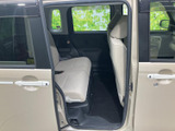 後席は足元にゆとりがあり、前席との間にも空間が確保されています。明るいシート色で車内がすっきり見え、窓から光が入るため、同乗者も落ち着いて過ごせる空間です。