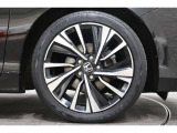 純正のアルミホイールが足元を飾ります!タイヤサイズは235/45R18です。