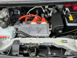 電気自動車ですのでモータールームです。ヘッドカバーのように見えるのはインバーターユニットです。起動用の12Vバッテリーを備えています。
