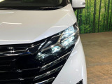 【LEDヘッドライト】悪天候や夜間走行時も良好な視界を確保し安心して運転できる高輝度LEDヘッドライトを装備!点灯速度が早く、消費電力も抑えられています。