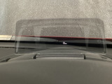 車速やナビのルート誘導などを表示してくれるアクティブ・ドライビング・ディスプレイ。視線や焦点調節が少なく済み、気持ちよく安全に運転を楽しめます。