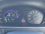 速度や走行に関する情報を見渡しやすい位置に表示し、運転中の確認をサポートします。メーターと画面表示がまとまり、必要な情報を把握しやすいすっきりとしたレイアウトです。