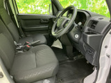運転席まわりは前方を見渡しやすく、座席からの視界もすっきり。落ち着いた色合いのシートと足元で清潔感があり、日常の移動もゆったり過ごせる空間です。
