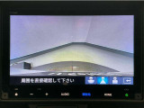 【バックカメラ】運転が苦手な方も車庫入れラクラクです!ギアをリバースに入れれば自動的に切り換わりますので、面倒な操作は不要です♪狭い駐車場もお車を傷つけず安心ですね!