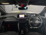 スッキリとまとめられた運転席周りで、運転を楽しくさせる内装です。まさにcockpitです!