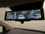 スマートルームミラーは、車両後方に設置されたカメラの映像を、ルームミラーに映し出すことで、死角をなくし、安全性を向上させることができます。また、夜間や雨天時でも、クリアな映像を映し出すことができます。