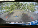 画面には後方の映像とガイドラインが表示され、駐車時に後ろの状況を把握するのに役立ちます。周囲を確認しながら操作できるため、車庫入れなど日常の駐車をサポートします。