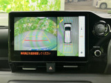 後方映像に加えて車両周辺の様子も画面で確認でき、駐車時の周囲確認をサポートします。ガイド表示もあり、車庫入れや狭い場所での駐車に役立つ便利な装備です。