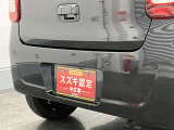 【後退時ブレーキサポート】リヤバンパーに4つの超音波センサーを内蔵し、車両後方にある障害物を検知。透明なガラスなども検知でき、コンビニの駐車場などでの衝突回避をサポートします。