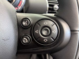 MINIの運転席操作部は、中央に構えるディスプレイが最大の特徴です。航空機を思わせるトグルスイッチなど、直感的で遊び心のあるメカニカルな操作感が、ゴーカートのような走りの高揚感を高めます。