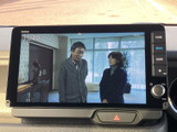 停車中にテレビ番組を視聴でき、休憩時間などのひとときを車内で過ごす際に活用できます。画面には番組映像が表示され、映像を楽しめる装備です。