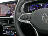 設定したスピードを上限に自動で加減速をし、一定の車間距離を保つ事で長距離運転の疲労を軽減する【ACC】が装備。
