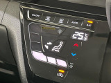 【オートエアコン】一度お好みの温度に設定すれば、車内の温度を検知し風量や温度を自動で調整。暑い&hellip;寒い&hellip;と何度もスイッチ操作をする必要はありません。快適な車内空間には必須の機能ですね♪
