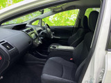 前席はシートに腰掛けたときの視界が広く、運転席と助手席の間もすっきりとした印象です。落ち着いた色調でまとめられ、日々の移動から長めのお出かけまで心地よく過ごせます。