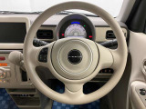 【ハンドル回り】インテリアに合わせたデザインのステアリングは、運転される方のことも考え、運転しやすい形状、大きさです。ぜひ一度、実際に触ってお確かめください。