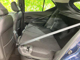 後席を倒した状態では、荷室側へ続くフラットな空間が広がります。シートベルトも備わり、用途に応じた使い分けが可能です。室内の様子を確認しながら、乗車や荷物の積載をご検討いただけます。