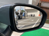 後側方から接近する車両を感知しオレンジ色に点灯して知らせてくれます。