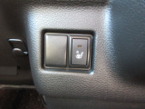 運転席にはシートヒーターを装備しております