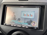 テレビ番組を停車中に視聴でき、車内で待ち時間を過ごす際にも活用できます。画面には番組映像が表示され、外出先での休憩や待ち合わせの時間をより快適に過ごせる装備です。