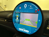 駐車をスマートにサポート。バックカメラ&前後障害物センサーを装備。
