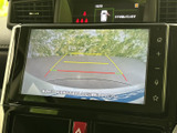 後方の映像と進路の目安を画面で確認でき、駐車時の周囲確認をサポートします。車庫入れや狭い場所での切り返しなど、日常の駐車を落ち着いて行いたい方に便利な装備です。