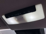 優しいルームランプが車内を照らしてくれます。