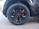 タイヤサイズは255/60 R20と確認できます。足元を引き締めるブラックホイールです。