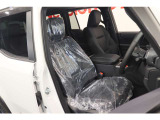 【運転席】ブラック基調のインテリアに本革シート。パワーシートでお好みの位置に座席を設定可能です。シートヒーター・ベンチレーション・フロアマット付です。