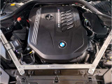 【BMWエンジン】革新的なガソリン・エンジン・テクノロジーによる高性能かつ高効率。レスポンスの良いパワーを発揮。常にスムーズな吸気を実現しアクセル開度にダイレクトに反応しドライビングを楽しく演出。