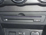 【CD/DVDプレーヤー】運転の際にお好きな音楽やライブDVDなどを流して、楽しくドライブ出来ます♪※DVDを再生した場合、走行中安全の為、画面表示はOFFとなります。
