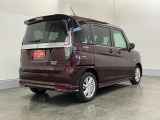 右斜め後ろからのフォルム!ボックス型で車体全体を把握しやすく運転しやすそうですね♪