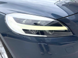【LEDヘッドライト】明るく眩しいハイビームを先行車や対向車に照射しないオートハイビームを備えたLEDヘッドライト。北欧神話に登場するトールハンマーをモチーフにした、一目でボルボとわかるデザイン。