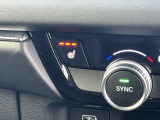 運転席&助手席シートヒーター付。寒さが厳しい冬の朝でも座面を暖めて快適なドライブを。3段階の温度調整が可能です。