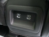後部座席にも充電器が付いているので、大人数でも困らず充電ができます。