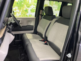 前席は左右に並んだ座席で、運転席側・助手席側ともに乗員が過ごしやすい空間です。窓からの視界も確保され、明るい色合いのシートが車内を穏やかな印象に整えています。ぜひ実車でお確かめください。