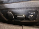 【コックピットシート】BMW車の主役席。車体中央にくる様に配置し車両重心とが一致する事でドライバーと車との一体感あるドライビングを実現。人間工学に基づき形成した形状が長時間のドライブ疲労も軽減します!