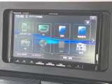 ナビゲーションや音楽再生など、複数のメニューを画面から選べる一体型ユニットです。表示が整理されており、目的の項目を確認しやすく、日々の移動を便利にサポートします。