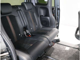 軽自動車でもリアシートは足元にとても余裕があります!とても広いのでゆったりくつろげますよ♪是非現車でご体感下さい!